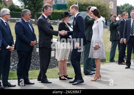 Il Ministro fiammingo Geert Bourgeois, il Ministro della difesa e del servizio pubblico Steven Vandeput, il Vice Presidente della Commissione delle tombe di guerra del Commonwealth Timothy Laurence, il Principe britannico William, Duca di Cambridge e la Principessa britannica Kate, La Duchessa di Cambridge ha mostrato durante le commemorazioni al Tyne Cot Commonwealth War Graves Cemetery parte della commemorazione per il centary di Passchendaele, la terza battaglia di Ypres il 30th e 31st luglio 2017, lunedì 31 luglio 2017. BELGA FOTO KURT DESPLENTER Foto Stock