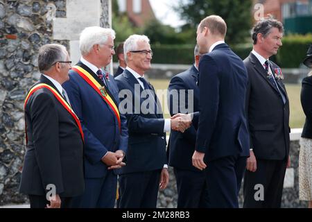 ZONNEBEKE sindaco Dirk Sioen, governatore della provincia delle Fiandre Occidentali Carl Decaluwe, ministro fiammingo-presidente Geert Bourgeois, principe britannico William, duca di Cambridge e vice presidente della Commissione delle tombe di guerra del Commonwealth Timothy Laurence ha illustrato durante le commemorazioni al Tyne Cot Commonwealth War Graves Cemetery parte della commemorazione per il centenario di Passchendaele, La terza battaglia di Ypres il 30th e 31st luglio 2017, lunedì 31 luglio 2017. BELGA FOTO KURT DESPLENTER Foto Stock