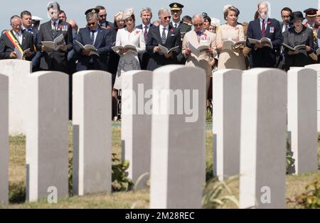 Il sindaco di ZONNEBEKE Dirk Sioen, il vicepresidente della Commissione delle tombe di guerra del Commonwealth Timothy Laurence, il ministro della Difesa e del servizio pubblico Steven Vandeput, la principessa britannica Kate, la duchessa di Cambridge, il re Filippo - Filip del Belgio, il principe britannico Carlo, il principe del Galles, la regina Mathilde del Belgio, il principe britannico William, Duca di Cambridge e il primo Ministro britannico Theresa May hanno mostrato durante le commemorazioni al Tyne Cot Commonwealth War Graves Cemetery parte della commemorazione per il centario di Passchendaele, la terza battaglia di Ypres il 30th e 31st luglio 2017, lunedì 31 luglio Foto Stock