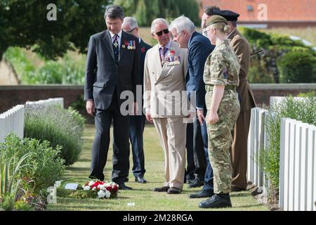 Vice Presidente Commissione delle tombe di guerra del Commonwealth Timothy Laurence, Principe britannico Charles, Principe di Galles e primo Ministro del Galles Carwyn Jones ha ritratto durante una visita al cimitero di legno di artiglieria che include le tombe dei poeti Hedd Wyn e Francis Ledwidge, entrambi uccisi durante la battaglia di Passchendaele, Parte delle commemorazioni per il centenario di Passchendaele, terza battaglia di Ypres il 30th e 31st luglio 2017, lunedì 31 luglio 2017. BELGA FOTO PISCINA MELANIE WENGER Foto Stock