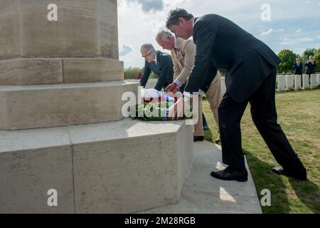 Il Ministro fiammingo Geert Bourgeois, il Principe britannico Carlo, Principe di Galles e il Vice Presidente della Commissione delle tombe di guerra del Commonwealth Timothy Laurence, raffigurato durante una visita al Cimitero del legno di artiglieria, che include le tombe dei poeti Hedd Wyn e Francis Ledwidge, entrambi uccisi durante la battaglia di Passchendaele, Parte delle commemorazioni per il centenario di Passchendaele, terza battaglia di Ypres il 30th e 31st luglio 2017, lunedì 31 luglio 2017. BELGA FOTO PISCINA MELANIE WENGER Foto Stock