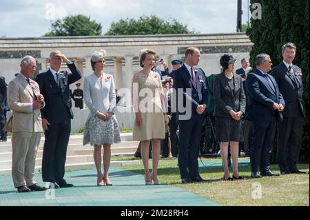 Principe di Gran Bretagna Carlo, Principe di Galles, Re Filippo - Filip del Belgio, Principessa di Gran Bretagna Kate, Duchessa di Cambridge, Regina Matilde del Belgio, Principe di Gran Bretagna William, Duca di Cambridge, primo Ministro britannico Theresa May, Ministro della difesa e del servizio pubblico Steven Vandeput e Vice Presidente Commissione delle tombe di guerra del Commonwealth Timothy Laurence, raffigurato durante le commemorazioni al Tyne Cot Cimitero delle tombe di guerra del Commonwealth, parte della commemorazione per il centary di Passchendaele, la terza battaglia di Ypres il 30th e 31st luglio 2017, Lunedì 31 luglio 2017. BELGA FOTO PISCINA MEL Foto Stock