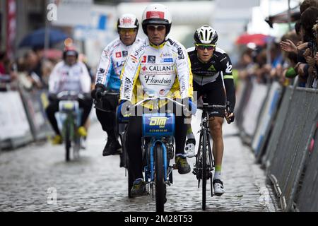 Il pilota Derny Denis Luckermans e il belga Serge Pauwels del Team Dimension Data raffigurati in azione durante la 19th edizione della gara ciclistica 'Na-Tour Dernycriterium', mercoledì 02 agosto 2017 ad Anversa. La gara fa parte dei tradizionali 'criteriums', gare locali in cui si gareggiano principalmente ciclisti che cavalcavano il Tour de France. BELGA FOTO KRISTOF VAN ACCOM Foto Stock