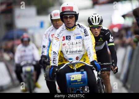 Il pilota Derny Denis Luckermans e il belga Serge Pauwels del Team Dimension Data raffigurati in azione durante la 19th edizione della gara ciclistica 'Na-Tour Dernycriterium', mercoledì 02 agosto 2017 ad Anversa. La gara fa parte dei tradizionali 'criteriums', gare locali in cui si gareggiano principalmente ciclisti che cavalcavano il Tour de France. BELGA FOTO KRISTOF VAN ACCOM Foto Stock