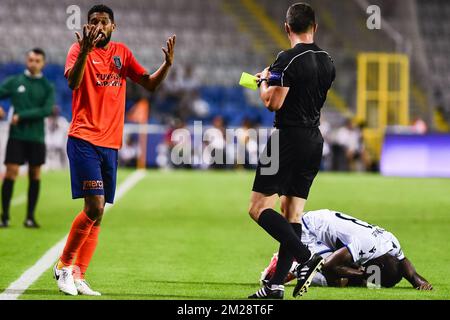 Il Basaksehir's Gael Clichy riceve una carta gialla dall'arbitro durante la fase di ritorno del terzo turno di qualificazione per il concorso UEFA Champions League tra il Belga Club Brugge KSV e il turco Istanbul Basaksehir F.K., mercoledì 02 agosto 2017, a Istanbul, Turchia. FOTO DI BELGA LAURIE DIEFFEMBACQ Foto Stock