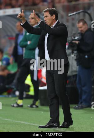 Rudi Garcia, allenatore capo di Marsiglia, si mette in movimento durante una partita di calcio tra la squadra belga KV Ostenda e la squadra francese Olympique de Marseille, la tappa di ritorno del terzo turno di qualificazione per il concorso UEFA Europa League, giovedì 03 agosto 2017 a Ostenda. Marsiglia ha vinto la prima tappa con un punteggio di 4-2. BELGA PHOTO VIRGINIE LEFOUR Foto Stock