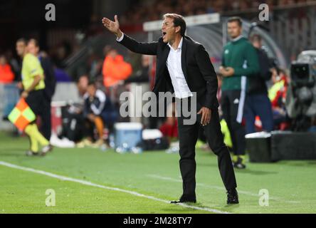 Rudi Garcia, allenatore capo di Marsiglia, si mette in movimento durante una partita di calcio tra la squadra belga KV Ostenda e la squadra francese Olympique de Marseille, la tappa di ritorno del terzo turno di qualificazione per il concorso UEFA Europa League, giovedì 03 agosto 2017 a Ostenda. Marsiglia ha vinto la prima tappa con un punteggio di 4-2. BELGA PHOTO VIRGINIE LEFOUR Foto Stock