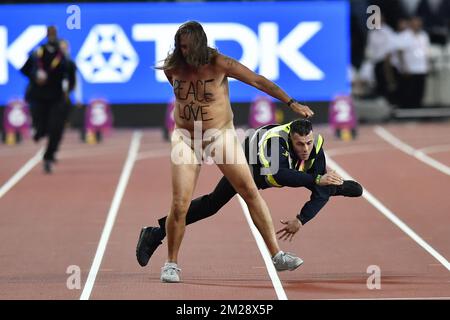 Uno streaker corre lungo la pista prima della finale MEN 100m ai Campionati Mondiali IAAF 2017 di Londra, Regno Unito, sabato 05 agosto 2017. I Mondi si svolgono dal 4 al 13 agosto. FOTO DI BELGA DIRK WAEM Foto Stock