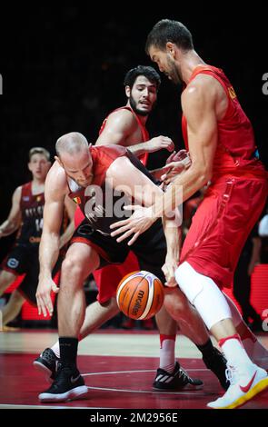 Pierre-Antoine Gillet del Belgio e Marc Gasol in Spagna combattono per la palla durante un amichevole gioco di preparazione davanti a Euro 2017, tra la nazionale belga Lions e la Spagna, a Bruxelles, mercoledì 23 agosto 2017. BELGA PHOTO VIRGINIE LEFOUR Foto Stock