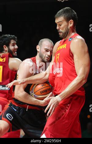 Pierre-Antoine Gillet del Belgio e Marc Gasol in Spagna combattono per la palla durante un amichevole gioco di preparazione davanti a Euro 2017, tra la nazionale belga Lions e la Spagna, a Bruxelles, mercoledì 23 agosto 2017. BELGA PHOTO VIRGINIE LEFOUR Foto Stock