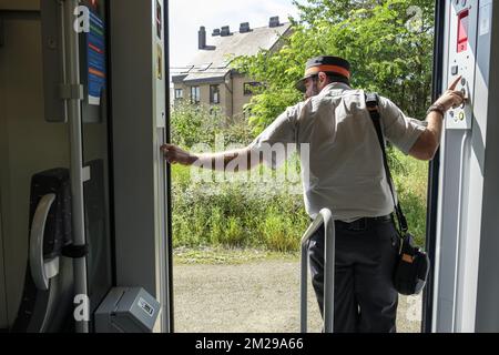 Operatore di treno che cerca l'ultimo passeggero prima di chiudere le porte | Accompagnateur de train sncb relevant les passagers avant de fermer les portes du train 31/08/2017 Foto Stock