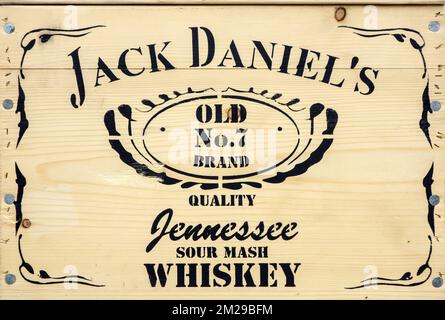 Scritta su una cassa di whisky di legno contenente il whisky di Jack Daniel Old No. 7, marca di whisky del Tennessee nordamericano, USA | Boite en bois de Jack Daniel's whisky Old No. 7 whisky américaine de Tennessee, États-Unis 13/08/2017 Foto Stock