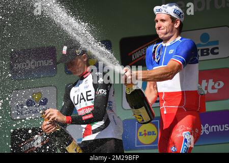 Lo sloveno Marko Kump degli Emirati Arabi Uniti Abu Dhabi e il francese Arnaud Demare della FDJ festeggiano sul podio con champagne dopo la 5th edizione della gara ciclistica 'Brussels Cycling Classic', a 201,3 km da e per Bruxelles, sabato 02 settembre 2017. FOTO DI BELGA DAVID STOCKMAN Foto Stock