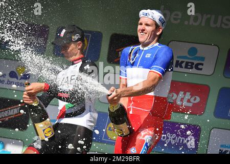 Lo sloveno Marko Kump degli Emirati Arabi Uniti Abu Dhabi e il francese Arnaud Demare della FDJ festeggiano sul podio con champagne dopo la 5th edizione della gara ciclistica 'Brussels Cycling Classic', a 201,3 km da e per Bruxelles, sabato 02 settembre 2017. FOTO DI BELGA DAVID STOCKMAN Foto Stock