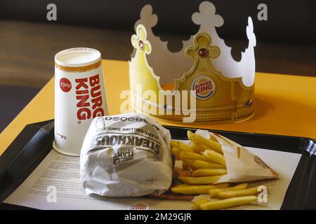 L'immagine mostra un hamburger e patatine fritte all'apertura di un ramo della catena di ristoranti fast food Burger King ad Auderghem - Oudergem, Bruxelles, martedì 12 settembre 2017. FOTO DI BELGA NICOLAS MAETERLINCK Foto Stock