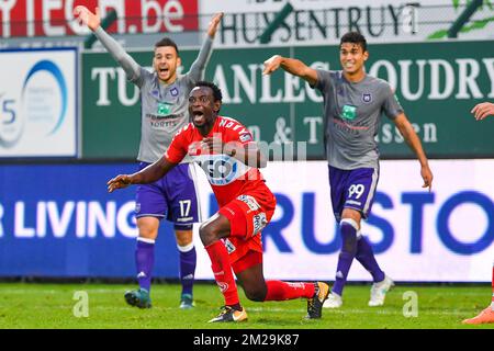 Hamdi Harbaoui di Anderlecht e massimo Bruno di Anderlecht reagiscono durante la partita di Jupiler Pro League tra KV Kortrijk e RSC Anderlecht, a Kortrijk, sabato 16 settembre 2017, il settimo giorno della Jupiler Pro League, la stagione calcistica belga 2017-2018. BELGA FOTO LUC CLAESSEN Foto Stock