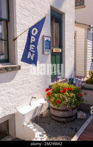 Bandiera aperta al faro di Beavertail, Jamestown, RI Foto Stock