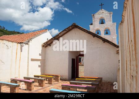 Bella chiesa antica senza tetto e posti a sedere in cemento nelle giornate di sole Foto Stock