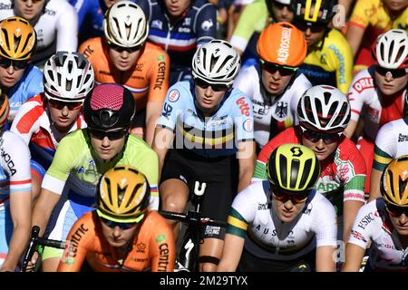 Il belga Kelly Van den Steen (C) è stato raffigurato in azione durante la gara su strada delle donne Elite ai Campionati mondiali di ciclismo su strada UCI 2017 di Bergen, Norvegia, sabato 23 settembre 2017. FOTO DI BELGA YORICK JANSENS Foto Stock