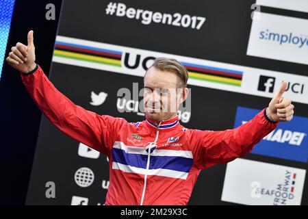 Alexander Kristoff, norvegano di Katusha-Alpecin, festeggia sul podio dopo la gara d'élite maschile in occasione dei Campionati mondiali di ciclismo su strada UCI 2017 a Bergen, Norvegia, domenica 24 settembre 2017. FOTO DI BELGA YORICK JANSENS Foto Stock