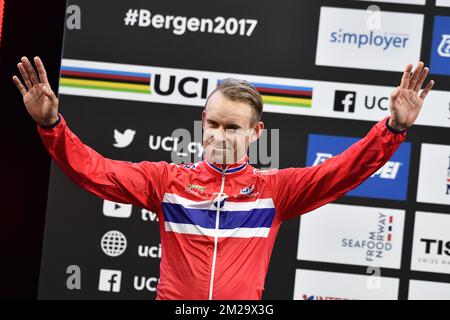 Alexander Kristoff, norvegano di Katusha-Alpecin, festeggia sul podio dopo la gara d'élite maschile in occasione dei Campionati mondiali di ciclismo su strada UCI 2017 a Bergen, Norvegia, domenica 24 settembre 2017. FOTO DI BELGA YORICK JANSENS Foto Stock