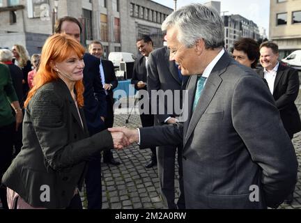 La cantante Axelle Red, Jean Van Wetter di handicap International belgio e il vice primo ministro e ministro degli Affari esteri Didier Reynders, raffigurati nel corso di una visita regale all'inaugurazione della mostra fotografica "pour un monde sans mines - voor een wereld zonder landmijn" (per un mondo senza mine terrestri), Venerdì 29 settembre 2017 a Bruxelles. FOTO DI BELGA ERIC LALMAND Foto Stock