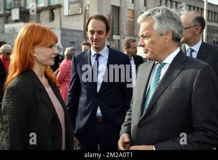 La cantante Axelle Red, Jean Van Wetter di handicap International belgio e il vice primo ministro e ministro degli Affari esteri Didier Reynders, raffigurati nel corso di una visita regale all'inaugurazione della mostra fotografica "pour un monde sans mines - voor een wereld zonder landmijn" (per un mondo senza mine terrestri), Venerdì 29 settembre 2017 a Bruxelles. FOTO DI BELGA ERIC LALMAND Foto Stock