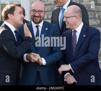 Il primo ministro lussemburghese Xavier Bettel, il primo ministro belga Charles Michel e la Repubblica ceca il primo ministro Bohuslav Sobotka ha fatto una foto di famiglia durante un "Vertice digitale" dei leader del governo europeo sull'innovazione digitale, a Tallinn, Estonia, venerdì 29 settembre 2017. BELGA FOTO BENOIT DOPPAGNE Foto Stock