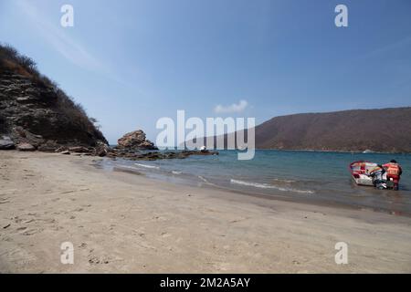 Bahia concha al Parco Nazionale di Tayrona con bagnino e oceano blu Foto Stock