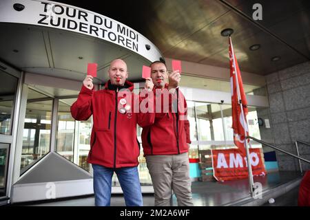 Linea picket con cartellino rosso raffigurata al 'tour du midi' 'zuidertoren' durante uno sciopero generale chiamato da FGTB-CGSP/ ABVV-ACOD Unione socialista, martedì 10 ottobre 2017, a Bruxelles. BELGA FOTO CAMILLE DELANNOIS Foto Stock