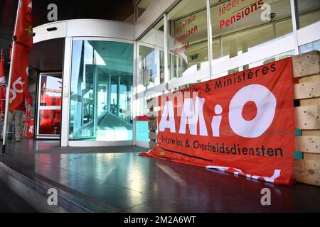 Linea picket raffigurata a 'tour du midi' 'zuidertoren' durante uno sciopero generale chiamato da FGTB-CGSP/ ABVV-ACOD Unione socialista, martedì 10 ottobre 2017, a Bruxelles. BELGA FOTO CAMILLE DELANNOIS Foto Stock