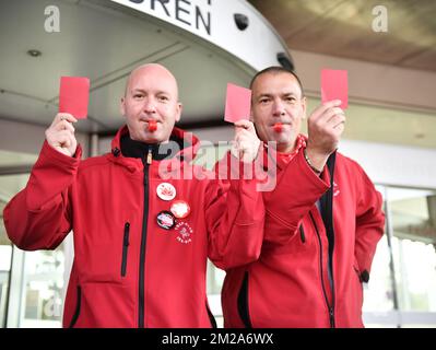 Linea picket raffigurata a 'tour du midi' 'zuidertoren' durante uno sciopero generale chiamato da FGTB-CGSP/ ABVV-ACOD Unione socialista, martedì 10 ottobre 2017, a Bruxelles. BELGA FOTO CAMILLE DELANNOIS Foto Stock