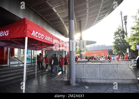 Linea picket raffigurata a 'tour du midi' 'zuidertoren' durante uno sciopero generale chiamato da FGTB-CGSP/ ABVV-ACOD Unione socialista, martedì 10 ottobre 2017, a Bruxelles. BELGA FOTO CAMILLE DELANNOIS Foto Stock