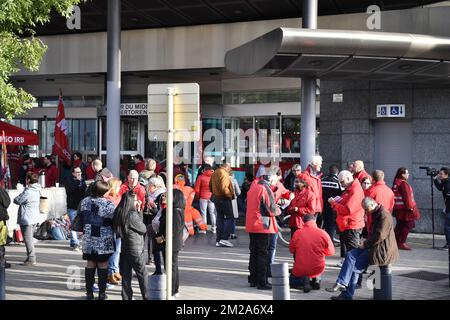 Linea picket raffigurata a 'tour du midi' 'zuidertoren' durante uno sciopero generale chiamato da FGTB-CGSP/ ABVV-ACOD Unione socialista, martedì 10 ottobre 2017, a Bruxelles. BELGA FOTO CAMILLE DELANNOIS Foto Stock