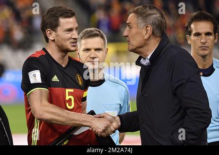 Il capitano belga Jan Vertonghen e Jan Ceulemans, raffigurati come Ceulemans consegna la maglia del numero di selezioni, 97 per Vertonghen, nuovo record belga, 97, prima di una partita di calcio tra la nazionale belga Red Devils e Cipro, a Bruxelles, martedì 10 ottobre 2017, Partita 9 nel Gruppo H delle qualifiche per la Coppa del mondo 2018. FOTO DI BELGA DIRK WAEM Foto Stock