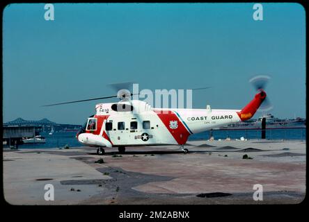 Coast Guard Helicopter, North End, Boston, Elicotteri, Stati Uniti. Guardia costiera. Collezione Edmund L. Mitchell Foto Stock