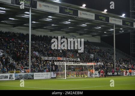 I tifosi di Eupen hanno mostrato la loro immagine durante la partita della Jupiler Pro League tra KAS Eupen e KV Mechelen, a Eupen, sabato 21 ottobre 2017, il giorno undici della Jupiler Pro League, la stagione del campionato di calcio belga 2017-2018. FOTO DI BELGA NICOLAS LAMBERT Foto Stock