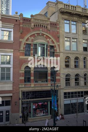 Calgary, Alberta/Canada - Dicembre 11 2022: Vista frontale e prospettica di edifici e facciate su Steven Avenue nel centro di Calgary, Alberta Foto Stock