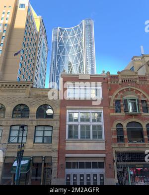 Calgary, Alberta/Canada - Dicembre 11 2022: Vista frontale e prospettica di edifici e facciate su Steven Avenue nel centro di Calgary, Alberta Foto Stock
