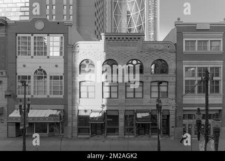 Calgary, Alberta/Canada - Dicembre 11 2022: Vista frontale e prospettica di edifici e facciate su Steven Avenue nel centro di Calgary, Alberta Foto Stock