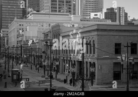 Calgary, Alberta/Canada - Dicembre 11 2022: Vista frontale e prospettica di edifici e facciate su Steven Avenue nel centro di Calgary, Alberta Foto Stock