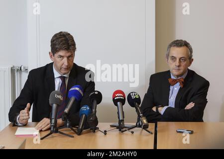 Il Procuratore Generale di Mons Ignacio de la Serna e il Procuratore Generale di Liege Christian de Valkeneer hanno illustrato nel corso di una conferenza stampa sulle ricerche di ieri nel caso degli assassini di Brabante (Tueurs du Brabant / Bende van Nijvel) lungo il canale Bruxelles-Charleroi, giovedì 26 ottobre 2017, a Bruxelles. FOTO DI BELGA THIERRY ROGE Foto Stock