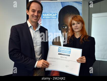 Jean Van Wetter di handicap International Belgium e Singer Axelle Red hanno illustrato nel corso di una conferenza stampa della ONG handicap International per annunciare il loro nuovo ambasciatore, venerdì 27 ottobre 2017 a Bruxelles. FOTO DI BELGA ERIC LALMAND Foto Stock