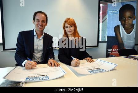 Jean Van Wetter di handicap International Belgium e Singer Axelle Red hanno illustrato nel corso di una conferenza stampa della ONG handicap International per annunciare il loro nuovo ambasciatore, venerdì 27 ottobre 2017 a Bruxelles. FOTO DI BELGA ERIC LALMAND Foto Stock