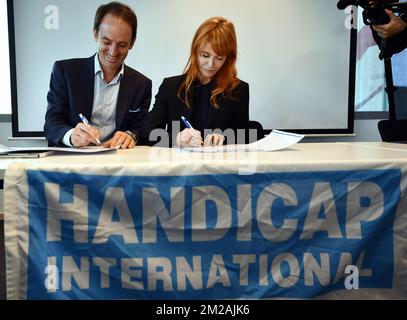 Jean Van Wetter di handicap International Belgium e Singer Axelle Red hanno illustrato nel corso di una conferenza stampa della ONG handicap International per annunciare il loro nuovo ambasciatore, venerdì 27 ottobre 2017 a Bruxelles. FOTO DI BELGA ERIC LALMAND Foto Stock