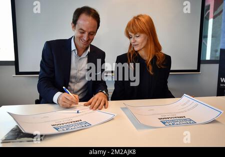 Jean Van Wetter di handicap International Belgium e Singer Axelle Red hanno illustrato nel corso di una conferenza stampa della ONG handicap International per annunciare il loro nuovo ambasciatore, venerdì 27 ottobre 2017 a Bruxelles. FOTO DI BELGA ERIC LALMAND Foto Stock