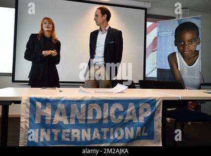 La cantante Axelle Red e Jean Van Wetter della handicap International Belgium hanno illustrato nel corso di una conferenza stampa della ONG handicap International per annunciare il loro nuovo ambasciatore, venerdì 27 ottobre 2017 a Bruxelles. FOTO DI BELGA ERIC LALMAND Foto Stock