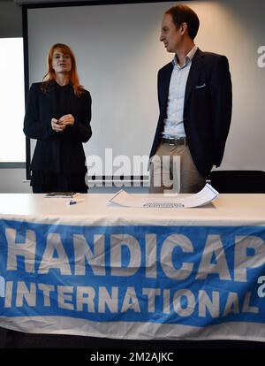 La cantante Axelle Red e Jean Van Wetter della handicap International Belgium hanno illustrato nel corso di una conferenza stampa della ONG handicap International per annunciare il loro nuovo ambasciatore, venerdì 27 ottobre 2017 a Bruxelles. FOTO DI BELGA ERIC LALMAND Foto Stock