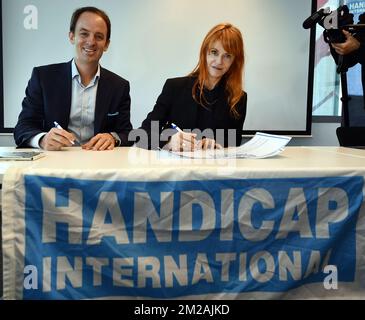 Jean Van Wetter di handicap International Belgium e Singer Axelle Red hanno illustrato nel corso di una conferenza stampa della ONG handicap International per annunciare il loro nuovo ambasciatore, venerdì 27 ottobre 2017 a Bruxelles. FOTO DI BELGA ERIC LALMAND Foto Stock