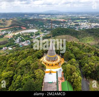 Phra Maha Chedi Tripob Triwong pagoda in acciaio in Hat Yai, Songkhla, Thailandia Foto Stock